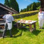 Gäste beim Brotbacken am Holzofen beim Wagrainer Bauernhof-Museum